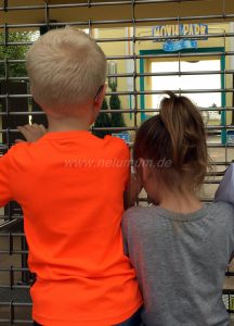 MoviePark_Wir_warten_am_Eingang