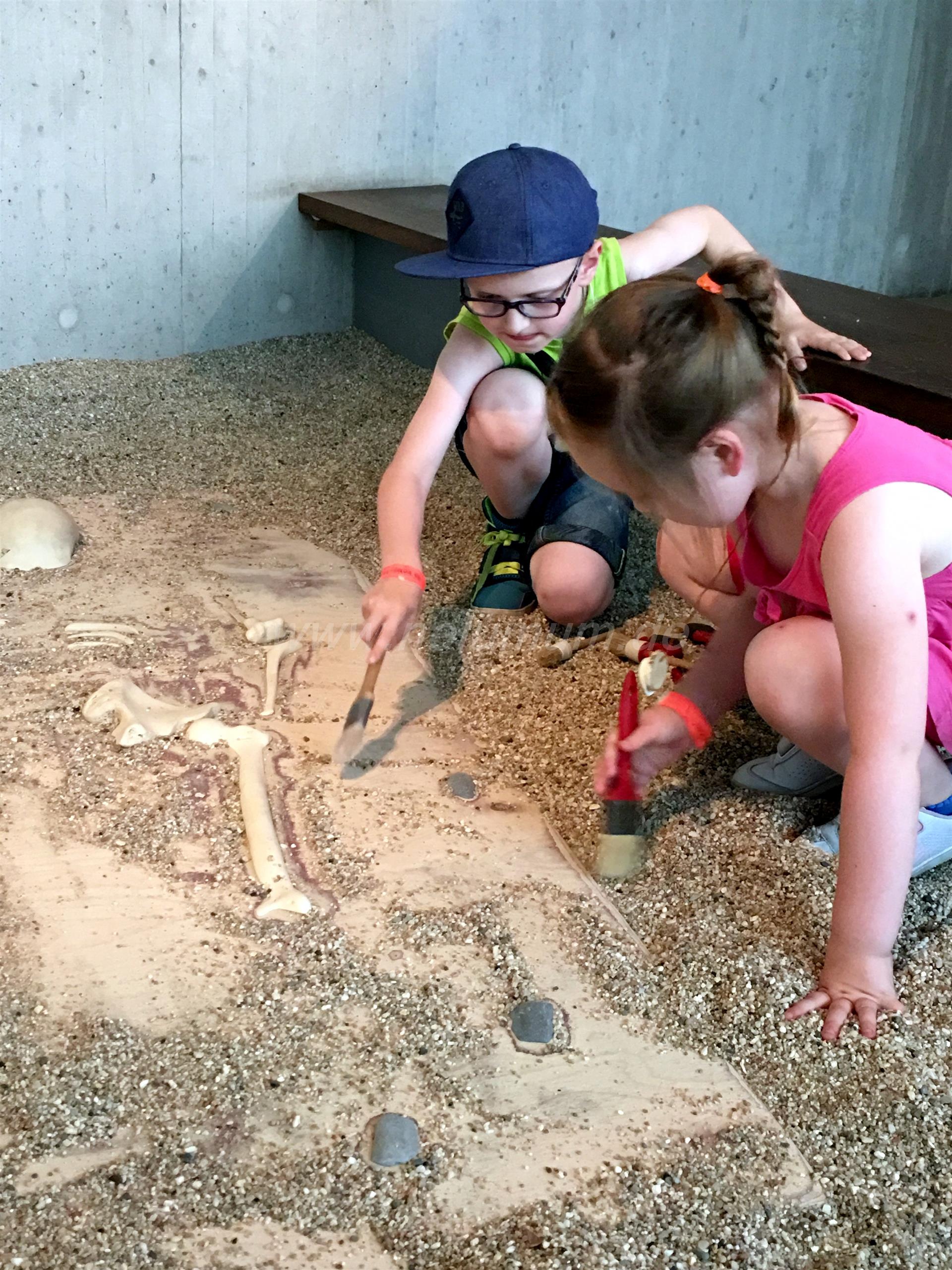 Neanderthal_Museum_mit_Kindern_Ausgrabung