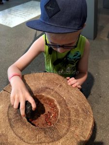 Neanderthal_Museum_mit_Kindern_Nüsse_knacken